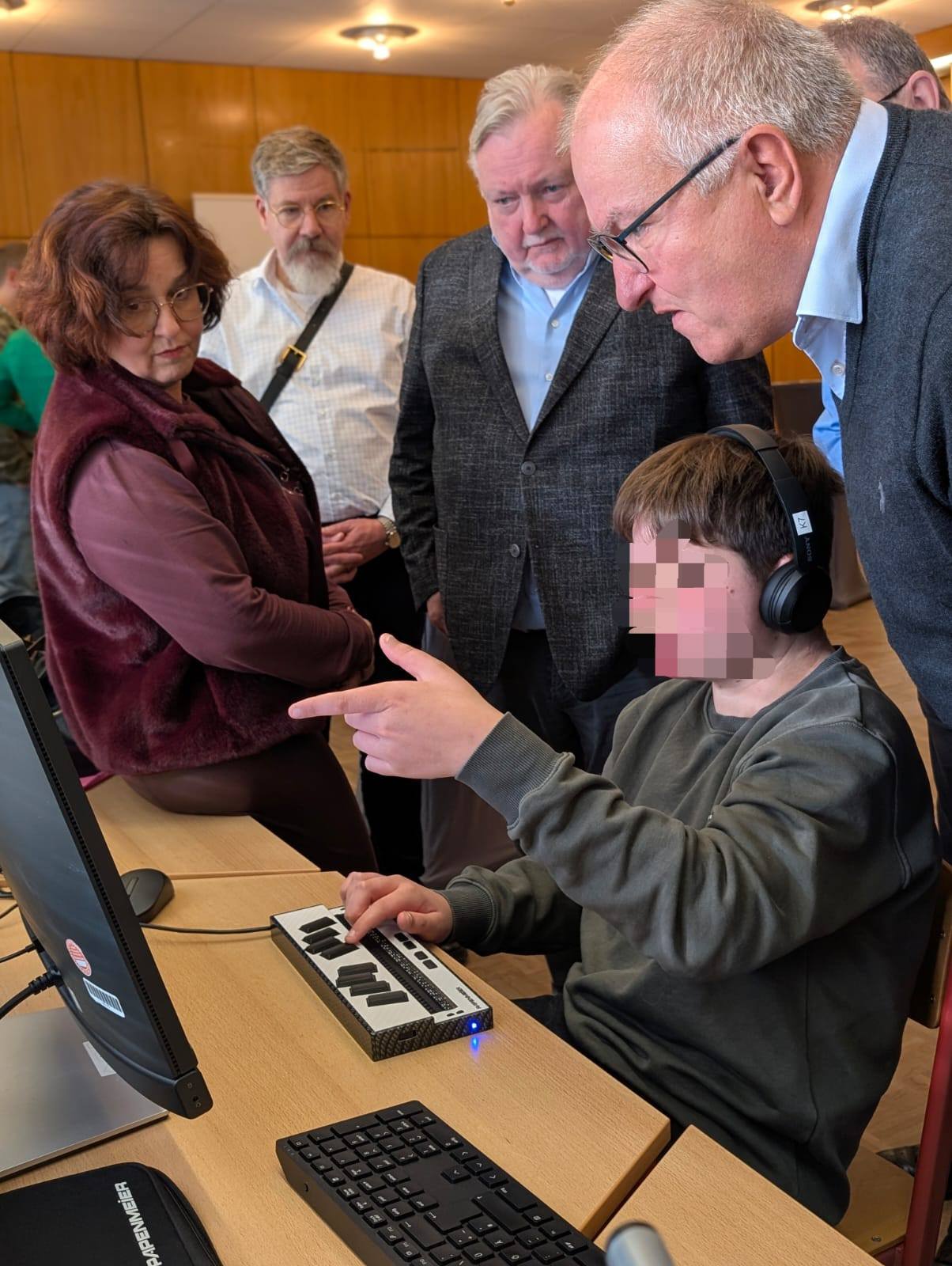 Sch%C3%BCler%20erkl%C3%A4rt%20G%C3%A4sten%20die%20neue%20Braillezeile